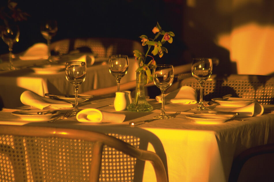 豪華ディナーにご招待！　食+空間の「優雅な時間」をプレゼントしよう